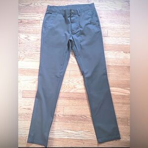 Old Navy men’s gray Ultimate Slim khakis 30x34 Like NEW